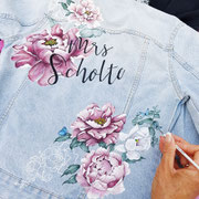 Mrs met naam en grote bloemen op spijkerjasje voor bruid - aim your wedding