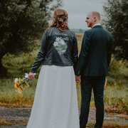 nageschilderde foto van favoriete plek op leren jasje van bruid, aim your wedding