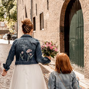 waar kan ik spijkerjasje laten decoreren met bloemen voor trouwdag? Who can decorate my denimjacket for my weddingday? AIM your wedding