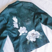 witte bloemen op jasje geschilderd door sabrina, aim your wedding