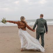 suede jasje beschilderd voor bruidslooks, extra persoonlijk tintje. Unique wedding addition for bride, a jacket