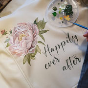 gekalligrafeerde tekst op jasje geschilderd voor bruid, sabrina - aim your wedding