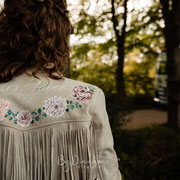 wie kan op mijn jasje bloemen en tekst schilderen? Aim your wedding. who can paint flowers on my jacket