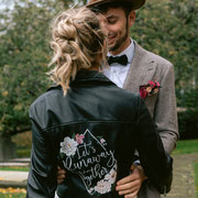 maatwerk op jasje bruid met lieve bloemen door aim your wedding