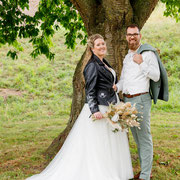 geukkige bruid in stoer jasje beschilderd door sabrina van aim your wedding