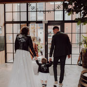 customized jasjes voor bruid en bruidsmeisje met tekst en roos door sabrina van aim your wedding