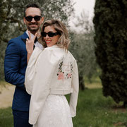 klasse, stijlvolle bruid in trouwjasje door aim your wedding