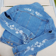 beschildering op mouwen en rug van spijkerjasje voor romantische bruid, aim