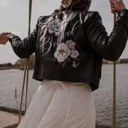 leuke bruid draagt jasje van aim your wedding