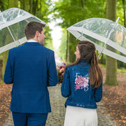 regen op trouwdag, draag een gedecoreerd spijkerjasje, aim your wedding