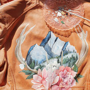 grote bergen met bloemen en gewei op jasje geschilderd door sabrina aim your wedding