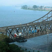中国の国境をまたぐ橋、物資が行き交う