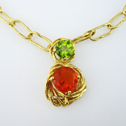 750er Gelbgoldanhänger mit Peridot und Feueropal an 750er Gelbgoldkette