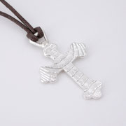 Feinsilberanhänger, Kreuz aus 999er Silber an Lederband