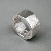 Achteckiger Ring aus Silber, geschmiedet