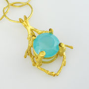 Anhänger aus feingoldplattiertem Silber mit Chalcedon im Brillantschliff