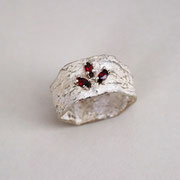 Unikatring Bast Achtkant mit drei Granat-Navettes, Silber