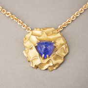Collier mit abnehmbarem Anhänger/Magnetbrosche, 750er Gelbgold, Tansanitcabochon