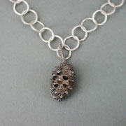 Collier aus kleinen runden Silberösen mit geschwärztem Silberzapfen