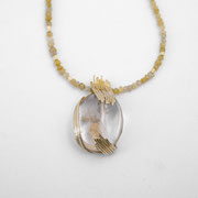 Collier aus 750er Gelbgold mit unbehandelter Rohdiamantkette und Bergkristallcabochon mit Rutilquarzen 
