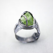 Unikatring mit ungeschliffenem Peridot, Silber geschwärzt