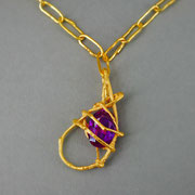 Collier aus keinen schmalovalen Ösen mit synthetischem Spinell, feingoldplattiertes Silber