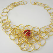 Collier aus großen feingoldplattierten Silberösen mit orangerotem Swarovski-Zirkonia