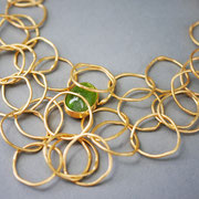 Collier aus feingoldplattiertem Silber mit Peridot-Cabochon