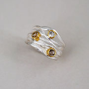 5er-Ring Silber mit zwei Spinellen und einem Brillanten in 750er Gelbgoldfassungen
