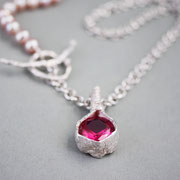 Unkonventionelles Collier, Silber mit synthetischem Rubin und lachsfarbigen Perlen