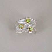 5er-Ring Silber mit drei Peridots in 750er Gelbgoldfassung