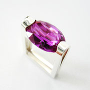 Ring, Silber mit violettem synthetischen Spinell