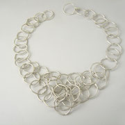 Collier aus großen Silberösen