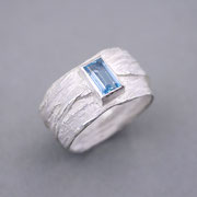Breiter Bastring, Silber mit Aquamarin in Feinsilberfassung