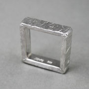 Viereckiger Ring aus Silber, geschmiedet