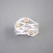 4er-Ring, Silber mit Feingold und drei Brillanten TW vsi