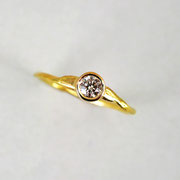 Ästchenring, 750er Gelbgold mit einem Brillanten TW vsi