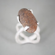 Ring 'der Krone entwurzelt', Silber mit Kieselstein (Litauen)