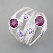 5er Ring mit drei violetten Saphiren und zwei Rodolithen