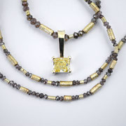 Collier, Diamant (Radiant, 1,01 ct, VS2, Fancy Yellow, GIA-zertifiziert) in 750er Gelbgoldanhänger, an brauner Diamantkette