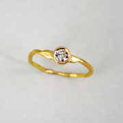 Ästchenring, 750er Gelbgold mit einem Brillanten TW vsi