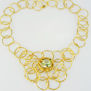Collier aus feingoldplattiertem Silber mit rundem Prasiolith im Brillantschliff