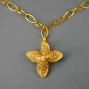 Collier aus kleinen navetteförmigen Ösen mit Anhänger, feingoldplattiertes Silber