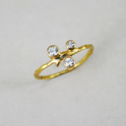 Ästchenring, 750er Gelbgold mit drei Diamanten TW vsi