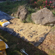 Auf der Folie entsteht ein Sand-Schotter-Bereich. Da wir nur zur befristeten Miete wohnen, muss es so gebaut werden, dass es sich wieder rückbauen lässt. Daher die Folie