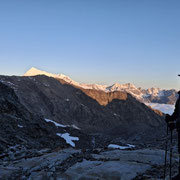 Früh morgens Torsten mit Weisshorn und Bishorn im Hintergrund.