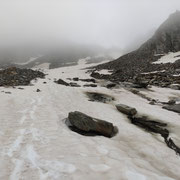 Einsame Fußstapfen auf dem Altschnee. Weiter oben im Abstieg die Rinne genommen.