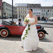 Hochzeit Thüringen Braut mit Oldtimer