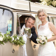 Hochzeit Thüringen Brautpaar und VW Bully