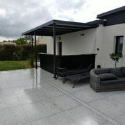 Pergola avec panneaux de toiture